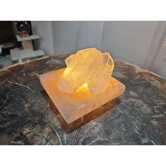 1.24lb Satin spar recharging plate W/ 3pcs Huge Quartz Crystals & Led Light - Picture 6 of 14